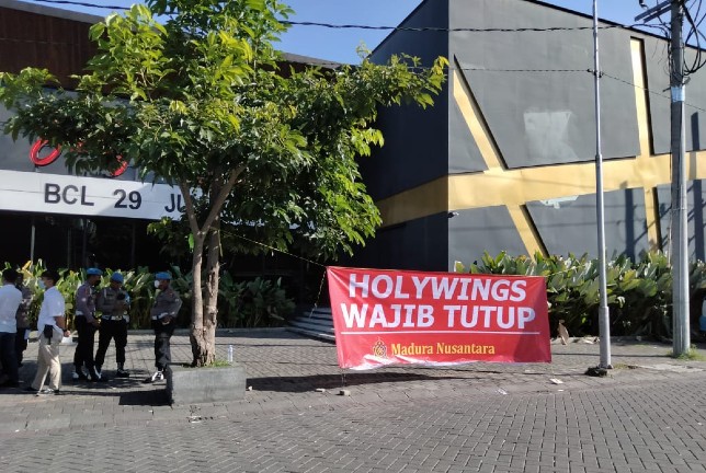 Holywings: Khamr dan Penista Agama Mencoba Tes Ombak